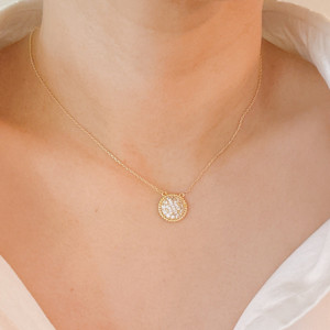 Collier pendentif cercle doré avec pierres de type diamant, chaîne délicate pour femme - Product Image 1