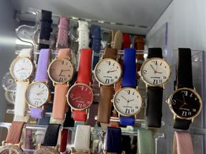 Orologio da donna con cinturino in pelle, cassa rotonda placcata in oro, accessorio di moda - Product Image 3