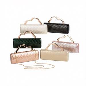 Bolso de mano femenino de lujo para fiestas, con forma de celular, con detalles de cristal calado y cadena decorativa con pedrería. - Product Image 4