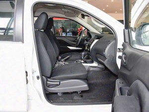 นิสสัน นาวาร่า ปี 2017 เครื่องยนต์ 2.5 ลิตร เกียร์อัตโนมัติ ขับเคลื่อน 2 ล้อ รถกระบะ |   พวงมาลัยซ้าย ยาง R16 ถุงลมนิรภัย 2 ตัว กล้องมองหลัง เบาะหนัง - Product Image 5