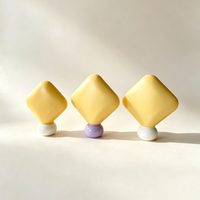 Vente en gros de flacons en plastique carrés jaunes de 40/60 ml, pour démaquillant, crème solaire, sérums, lotions, flacons cosmétiques rechargeables