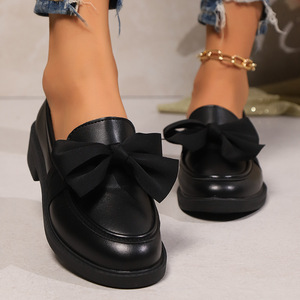 <span class=keywords><strong>Calzature</strong></span> Femminili alla Moda in Pelle Verniciata 2025 - Mocassini con Plateau e Decorazione a Catena Nera per Uso Quotidiano - Product Image 4