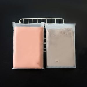 ถุงพลาสติกใสแบบซิปล็อคสำหรับเสื้อผ้า พร้อมส่ง ปลอดสาร Pfas ขายส่ง บรรจุภัณฑ์แบบกำหนดเองได้ - Product Image 3