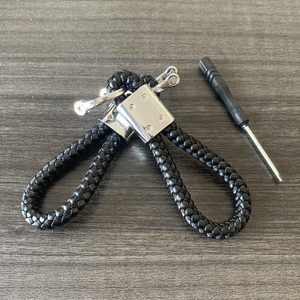 LLavero de marca de coche de metal popular al por mayor llavero de cuero trenzado con logotipo de coche de metal plateado para recuerdos y promociones - Product Image 3