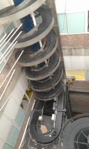 Convoyeur spiralé à mouvement descendant dans une direction avec plaques de chaîne de 500 mm, hauteur de 10 m - Product Image 6