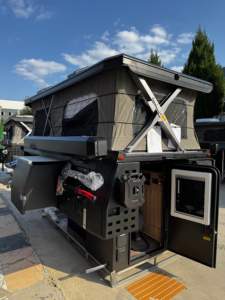 Moderna Caravana Todoterreno 4x4 con Techo Elevable para Camionetas y Autocaravanas, Diseño Ligero Plegable de Aluminio y Acero Inoxidable, para 2-4 Personas - Product Image 1