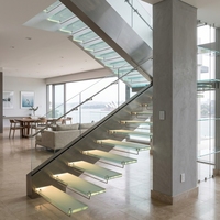 Escalier flottant intérieur sur mesure avec monopoutre en acier, garde-corps en verre trempé, escalier moderne en bois