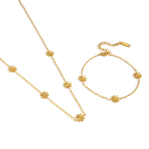 Conjunto de Joyería Daisy |   Collar, Pulsera y Aretes de Acero Inoxidable con Baño de Oro PVD de 18K con Diseño de Margarita |   Impermeable, Hipoalergénico y Duradero - Product Image 1