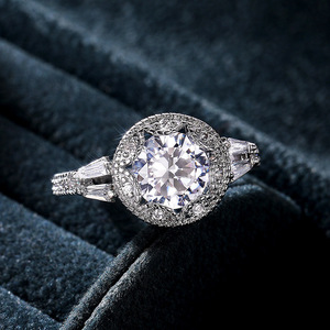 Anello di Fidanzamento a Mezzaluna con Zirconi per Donne, Elegante Gioiello da Dito alla Moda - Product Image 1
