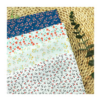 Tissu popeline 100% coton biologique peigné et tissé, imprimé de petits motifs floraux, léger et résistant aux taches, idéal pour les chemises de filles et de garçons