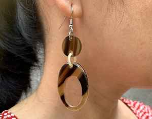 Elegantes pendientes de cuerno de búfalo hechos a mano para mayor comodidad y durabilidad Ideal para trajes casuales y formales - Product Image 5