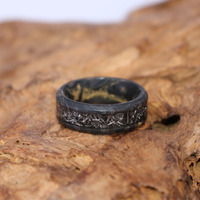 Modischer neuer Mokume-Ring aus geschmiedeter Kohlefaser 2026, gelbes Kohlefaserband mit eingelegtem zerstoßenem Meteorit, Eternity-Ring