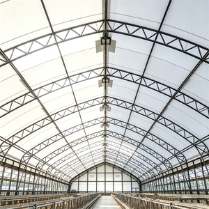Abri pour équipement agricole en acier galvanisé ASTM A123, structure gothique à pignon haut 50x100m, PVC beige chaud pour stockage de pierres de carrière en vrac - Product Image 4