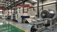Ligne de production automatisée de tôles avec dérouleur, niveleur, découpeuse laser, plieuse de panneaux et robot de soudage laser
