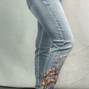 Pantalones Vaqueros Florales de Moda OEM, Pantalones de Mezclilla Bordados Personalizados para Mujer, Pantalones Casuales Ajustados con Lavado Especial - Product Image 4