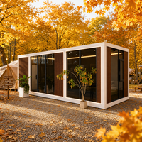 Studio de jardin préfabriqué de luxe avec façade à persiennes verticales et façade en verre coulissante pour la conception d'un salon extérieur