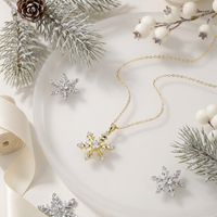 Pendentif Charme Festif ZG en Laiton avec Pierre Précieuse Facettée Flocon de Neige pour Noël et l'Hiver, Bijou de Fête