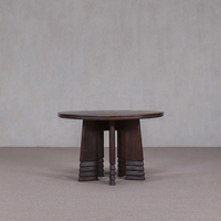 Table à manger ronde en bois massif de style Wabi-Sabi, luxueuse et antique, avec une construction durable et écologique et une structure de pieds à plusieurs niveaux.
