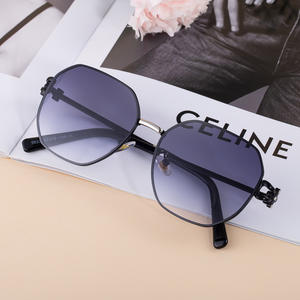 แว่นกันแดดผู้หญิงทรงใหญ่ เลนส์ PC ป้องกันรังสียูวี 400 ขาแว่นแบบโปร่ง ดีไซน์ทันสมัย ป้องกันแสงแดดระดับ 2 บรรจุภัณฑ์แบบซอง - Product Image 4