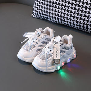 2025 printemps automne LED lumière <span class=keywords><strong>lumineuse</strong></span> chaussures pour garçons filles enfants mode fond souple baskets princesse Style filles sandales - Product Image 4