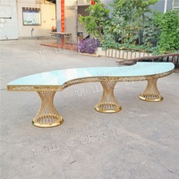 Table serpentine en verre blanc avec cadre en acier inoxydable doré, décoration moderne, mariage