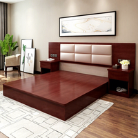Dunkelrotes Mahagoni Hotel-Kingsize-Bett Möbelset Beige Quadratisches Weich Gepolstertes Integriertes Kopfteil Gästezimmer-Suite