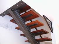 Escalier mono-rampe moderne, durable et écologique pour intérieur, avec garde-corps en verre et construction acier-bois, garantie 5 ans