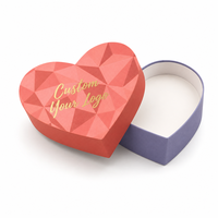 Op maat gemaakte hartvormige dekselbasis stevige cadeaudoos koraalroze geometrisch goudfolie OEM chocolade sieraden Valentijnsdag verpakkingsdoos
