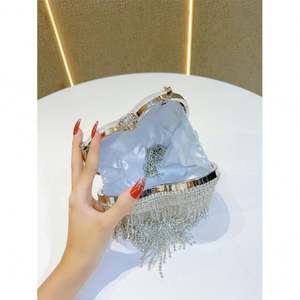 حقيبة يد نسائية على شكل قلب مرصعة بالأحجار الكريمة للسهرات والحفلات، حقيبة يد ذهبية مزينة بالكريستال - Product Image 5