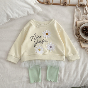Yeni Tasarım Moda Bebek Kız Giysileri İlkbahar Sonbahar Tatlı Harf Baskılı Çiçek İşlemeli Dantel Etekli Üst + Düz Renk Pantolon Pamuklu Takımlar - Product Image 4