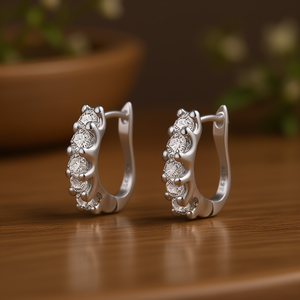 Pendientes Huggie de Oro Blanco E662 con Circonita Redonda Engastada en Garra, Joyería Clásica de Moda para Mujer - Product Image 2