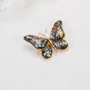 Broche de style papillon en coquille brisée colorée, accessoire de vêtement haut de gamme Zhuji, perle d'eau douce, fleur de poitrine, broche cadeau, numéro - Product Image 3