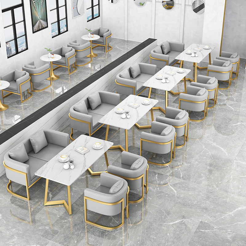 Table ronde avec 4 canapés individuels noirs