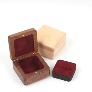 Exquisita Caja de Joyería Pequeña de Madera de Nogal y Haya, Caja para Anillos, Personalizable - Product Image 3