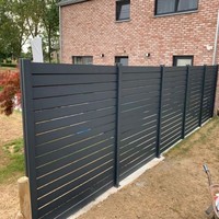 Clôture d'angle à lattes horizontales en aluminium anthracite foncé avec ventilation pour terrasse extérieure moderne en bois