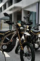 Moto tout-terrain électrique Surron Ultra Bee 2026 24,5 kW 3C noire et marron avec pneus tout-terrain et hors route 74V60ah 520N.m 95km/h