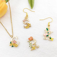Breloques en émail avec lettres de l'alphabet de A à Z, pendentif en forme de fleur pour Bracelet et collier, fabrication artisanale de bijoux