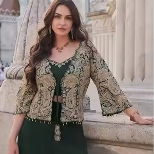 Exquisito Traje Sharara Étnico Indio y Pakistaní, Diseñado con Lujosa Seda Banarasi, Detalles Modernos en Tela Pesada - Product Image 1