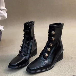 Botas de Cuero Genuino con Plataforma y Tacón de Cuña, Estilo Retro, para Mujer, Estilo Británico, Emblema Metálico, Chic, Casual - Product Image 1