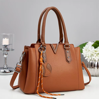 Fournisseur de sacs en gros – Sac à bandoulière de luxe pour femme en cuir PU, grand sac fourre-tout avec accent en V métallique, sac à bandoulière