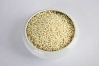 Adhésif thermofusible naturel anti-âge 7540D en granulés EVA, colle thermofusible haute température sans jaunissement pour une utilisation durable dans les meubles