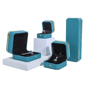 Caja colgante de anillo de cuero PU con lado dorado de esquina octogonal personalizada pulsera caja de embalaje de joyería de cadena larga - Product Image 3