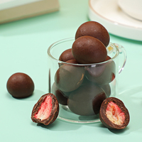 Boules de chocolat croustillantes aux fraises lyophilisées enrobées de chocolat, sachet de 60g