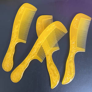Peine de madera tallado amarillo, peine de plástico, peine para el cabello imitación cera de abeja, para alisar y peinar el cabello rizado, 1 yuan al por mayor. - Product Image 1
