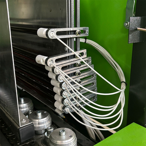 La machine de soufflage de bouteilles PET entièrement automatique est entraînée par un servomoteur et est un équipement de production de bouteilles avancé. - Product Image 5