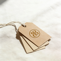 Étiquettes suspendues de luxe personnalisées ZX pour marque de vêtements, carton noir mat avec logo en relief et œillet métallique, prêtes à l'emploi