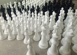 Juego de Ajedrez de Fibra de Vidrio de Estilo Moderno, Piezas de Ajedrez Únicas de Gran Tamaño con Acabado Pulido - Product Image 2