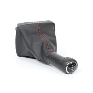 Couvre levier de vitesses Volkswagen Polo en cuir noir avec surpiqûres rouges, compatible avec les transmissions manuelles 5 et 6 vitesses - Product Image 5