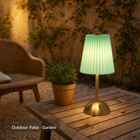Lampe de table sans fil rechargeable Macaron avec abat-jour plissé, base dorée brossée, bouton poussoir, charge Type-C pour restaurant, café, hôtel