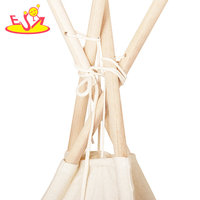 Tente tipi en toile de coton pour enfants avec tapis rembourré, bordure à pompons, fenêtre et poteaux en bois naturel pour maison de jeu W08L176